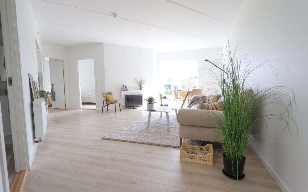 Lys lejlighed med stor altan og gratis parkering